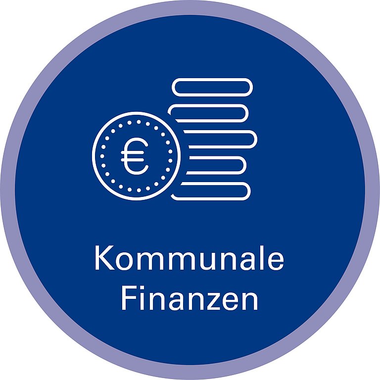 Icon zu Handlungsfeld: Kommunale Finanzen. Die Grafik zeigt als Strichzeichnung einen Stapel von fünf Geldmünzen. Eine sechste Geldmünze mit einem Euro-Zeichen auf der Sichtfläche lehnt mit der Sichtfläche nach vorne an diesem Münzstapel.