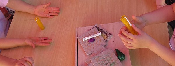 Die Kinder stellen durch die Kerzenherstellung eine Verbindung zur Natur und den Bienen her.