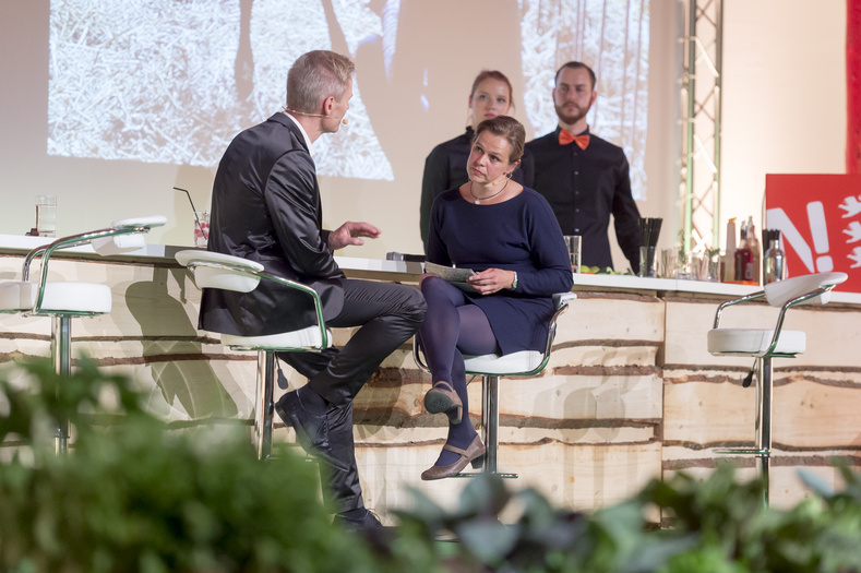 Moderatorin Tanja Busse wird auf Bühne von Interviewpartner Ingolf Baur interviewt