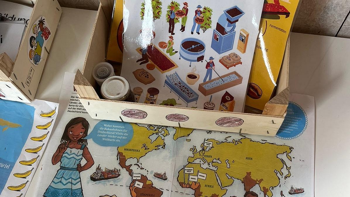 Zu jedem Thema wird eine Aktionskiste gestaltet. Die Kinder können sich im Freispiel nochmals damit beschäftigen.