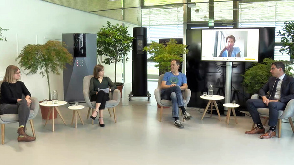 Talkrunde, von links nach rechts zu sehen sind Vivian Frick, Institut für ökologische Wirtschaftsforschung (IÖW), Berlin; Moderatorin Johanna Lohrer; Dr. Ing. Uwe Wössner High Performance Computing Center Stuttgart (HLRS); Kerstin Fritzsche, Institut für Zukunftsstudien und Technologiebewertung (IZT), Berlin und Dr. Andre Baumann Staatssekretär im Ministerium für Umwelt, Klima und Energiewirtschaft Baden-Württemberg.