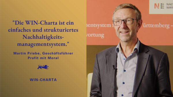 Dunkelblaue Schrift auf goldenem Hintergrund als Zitat "Die WIN-Charta ist ein einfaches und strukturiertes Nachhaltigkeitsmanagementsystem", daneben ein Bild von Martin Priebe