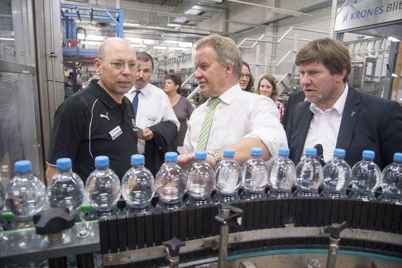 Betrieb Ensinger Mineral-Heilquellen zeigen die Befüllung ihrer Wasserflaschen