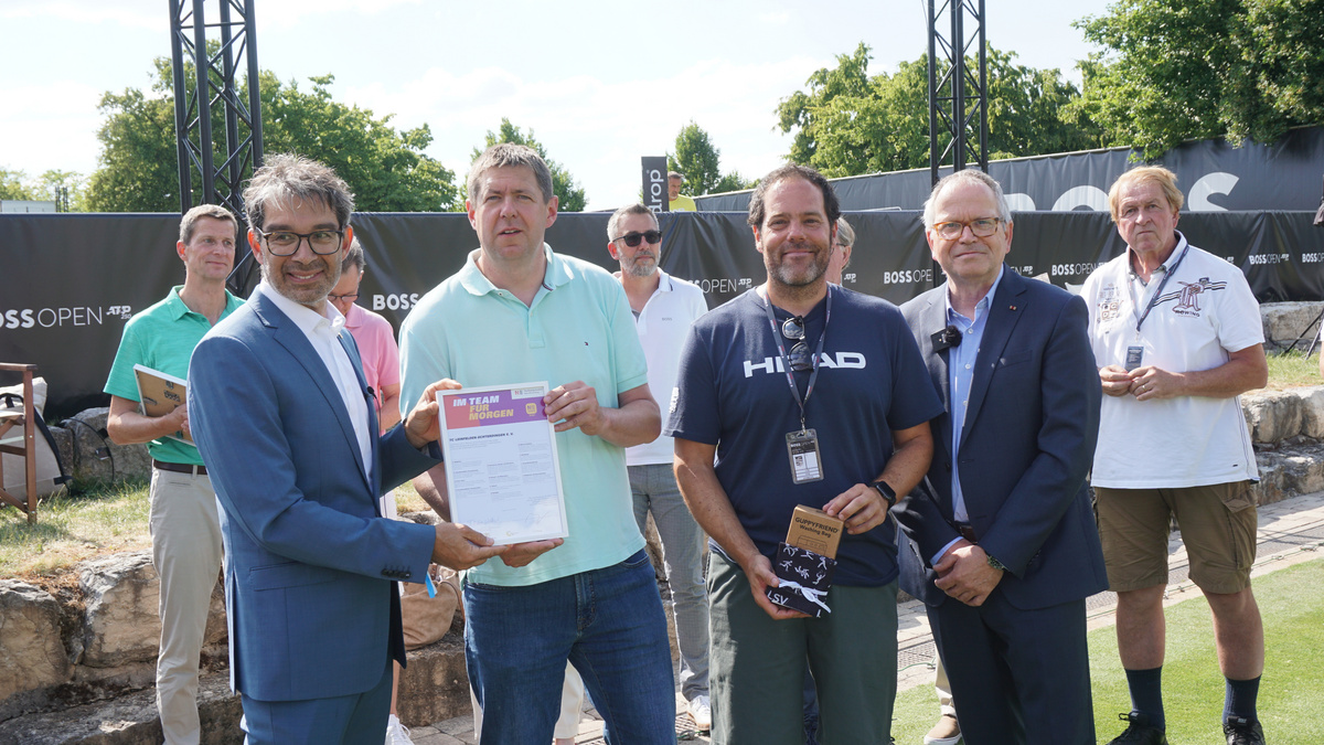 Staatssekretär Andre Baumann steht neben Mitgliedern des TC Leinfelden-Echterdingen und überreicht die N!-Charta Sport Urkunde.