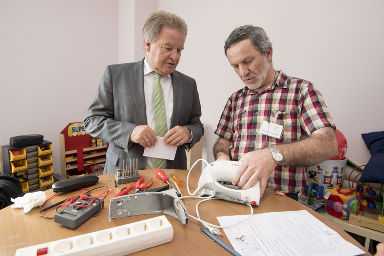 Franz Untersteller im Repair-Café des Elternforum Marbach e.V.