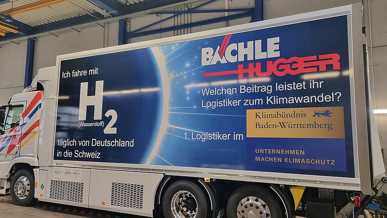 Ein LKW von Bächle Logistics mit Logo und Text