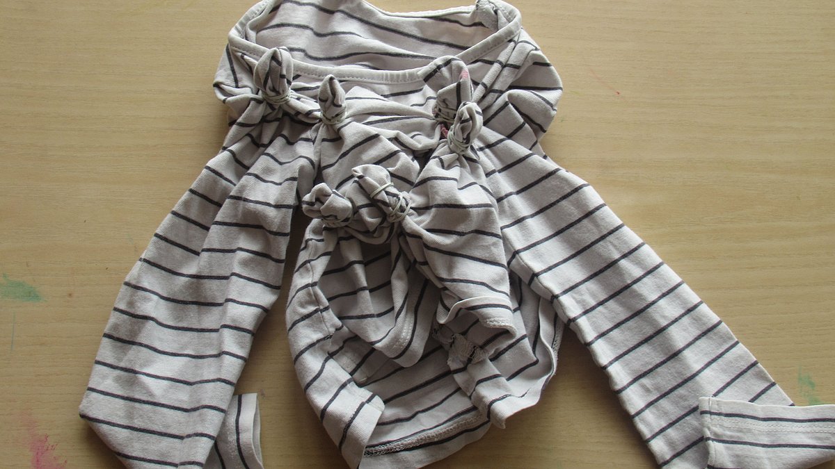 Vorbereitungen für das Färben - Batikmethode.