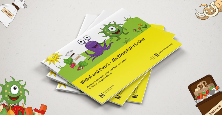 Drei Malbücher von Blusbsi und Pupsi liegen übereinander auf einer Arbeitsfläche. Von den Seiten schaut eine Bakterie, ein Kompostsack, Kartoffelschalten und ein Bioabfalleimer ins Bild..