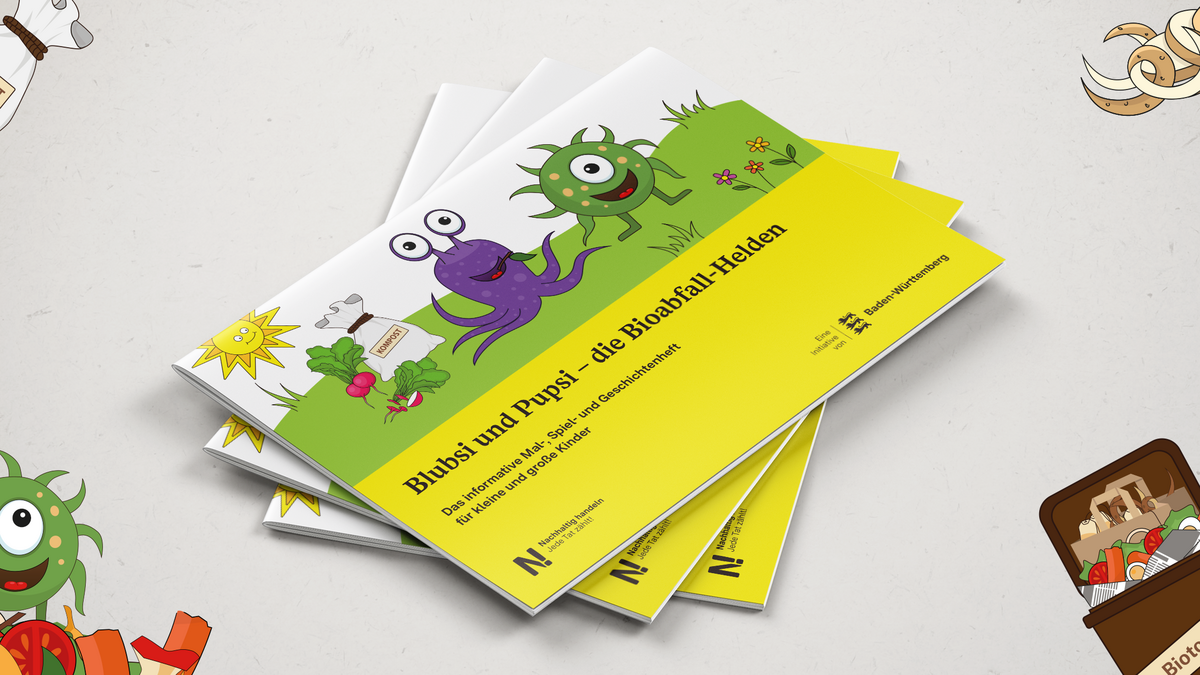 Drei Malbücher von Blusbsi und Pupsi liegen übereinander auf einer Arbeitsfläche. Von den Seiten schaut eine Bakterie, ein Kompostsack, Kartoffelschalten und ein Bioabfalleimer ins Bild..