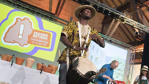 ein Trommler von TamTamPark performt auf der Bühne