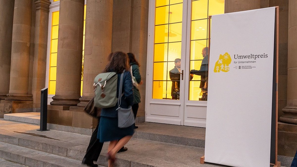 Eingang zur Preisverleihung des Umweltpreises 2024. Logo des Umweltpreises ist auf einer Stele zu sehen.