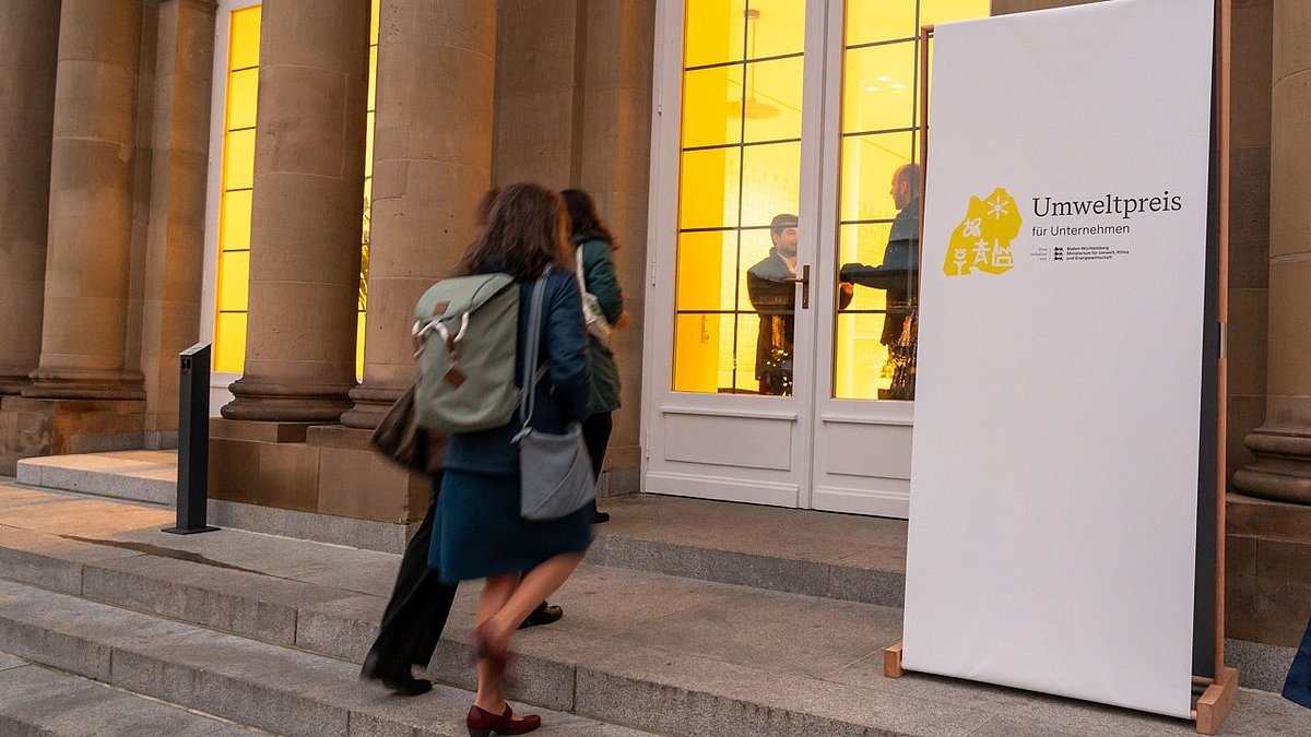 Eingang zur Preisverleihung des Umweltpreises 2024. Logo des Umweltpreises ist auf einer Stele zu sehen.