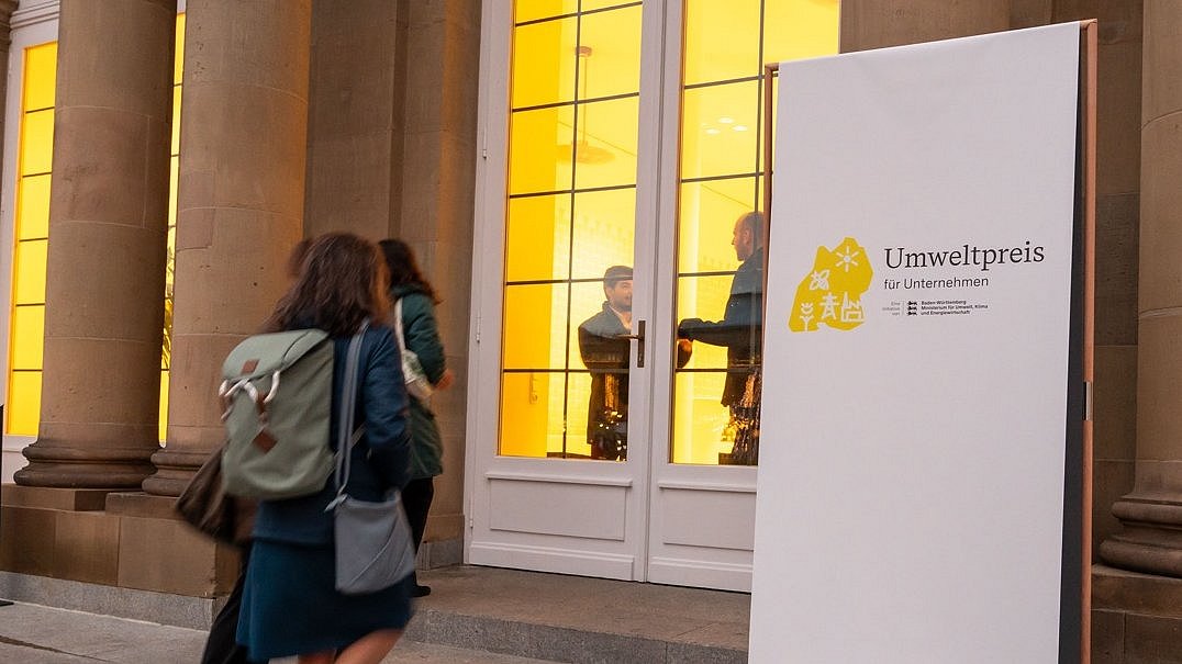 Eingang zur Preisverleihung des Umweltpreises 2024. Logo des Umweltpreises ist auf einer Stele zu sehen.