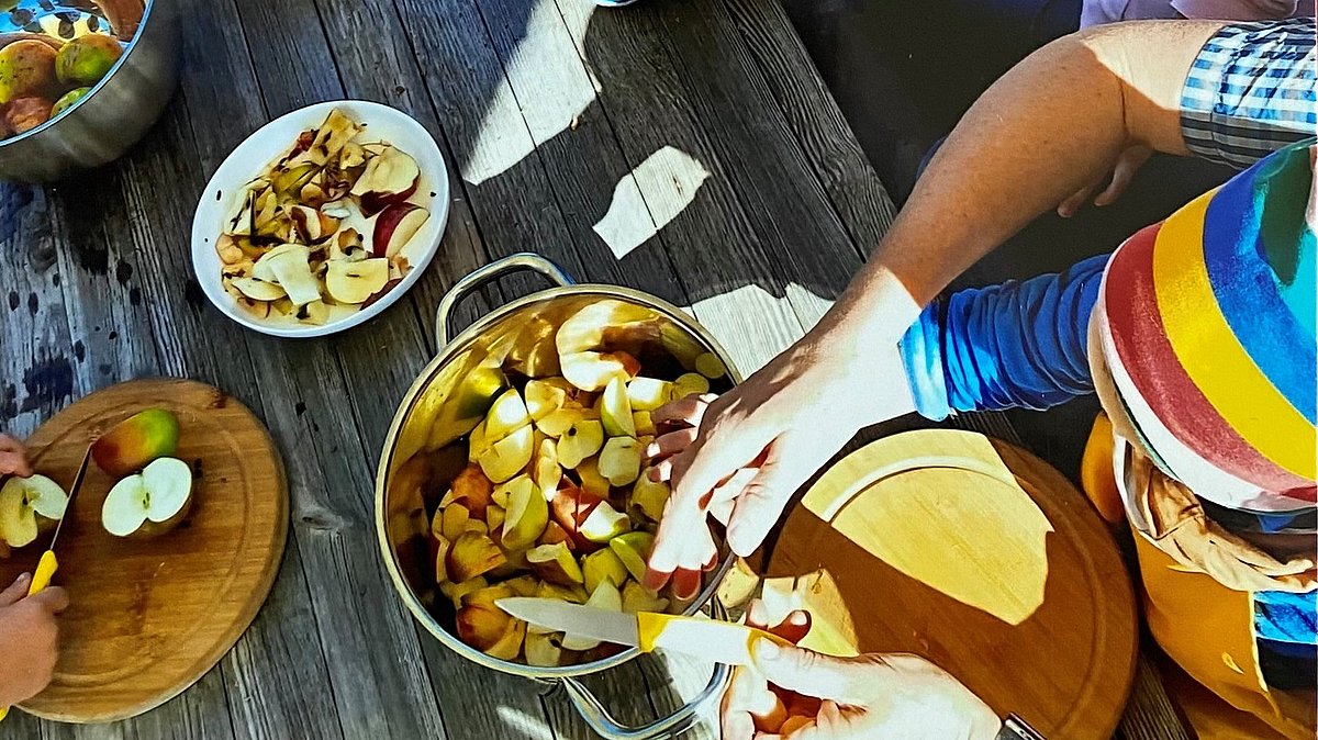 Beispiel aus unserer Projektdokumentation für die Teilnahme am "Markt der Möglichkeiten" der Nachhaltigkeitstage Bodnegg am 20.09.2024 - Äpfel schneiden