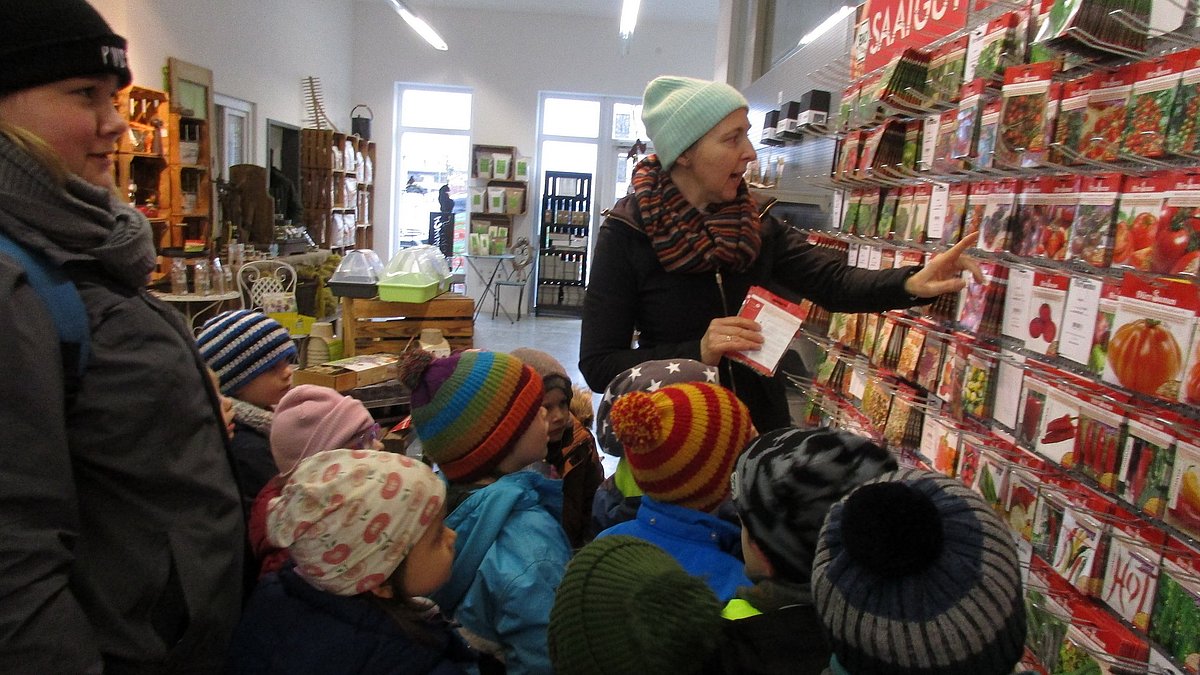 Nach einer spannenden Busreise und dem längeren Fußmarsch durften die Kinder überlegen, was sinnvoll ist auszusäen bzw. was sie essen wollen.