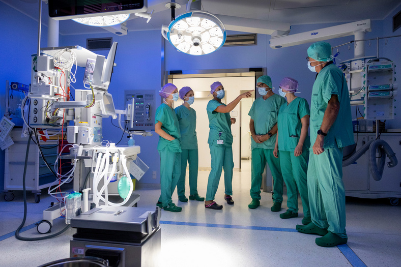 Staatssekretär Andre Baumann besucht einen OP-Saal der Uniklinik Heidelberg anlässlich der KLIMA.LÄND.TAGE 2025.