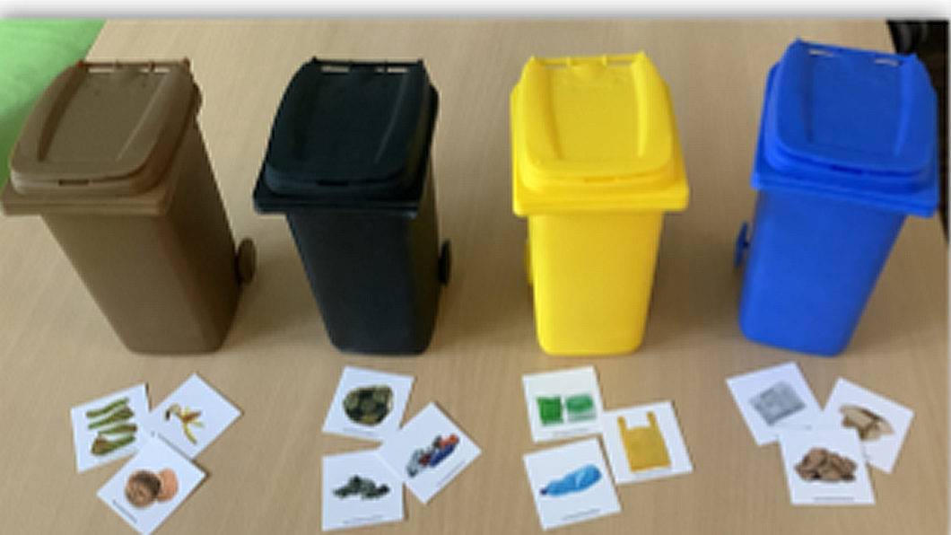 Hier lernen wir spielerisch welcher Müll in welche Tonne kommt.