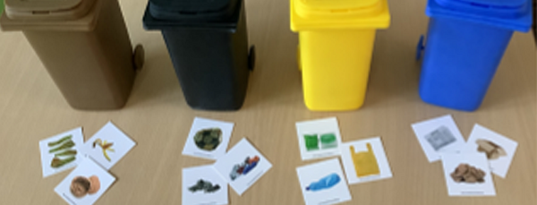 Hier lernen wir spielerisch welcher Müll in welche Tonne kommt.