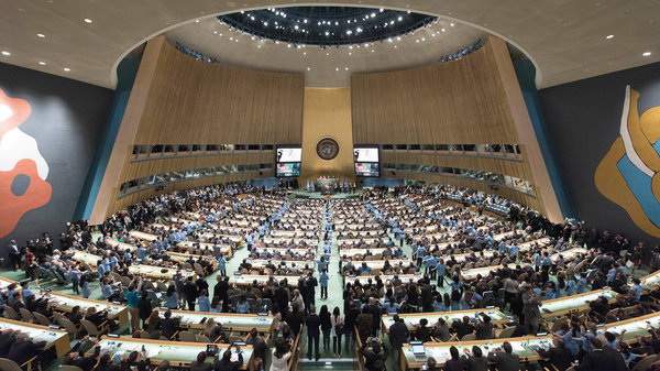 Ein Blick in den vollbesetzten Sitzungssaal der Generalversammlung der vereinten Nationen.