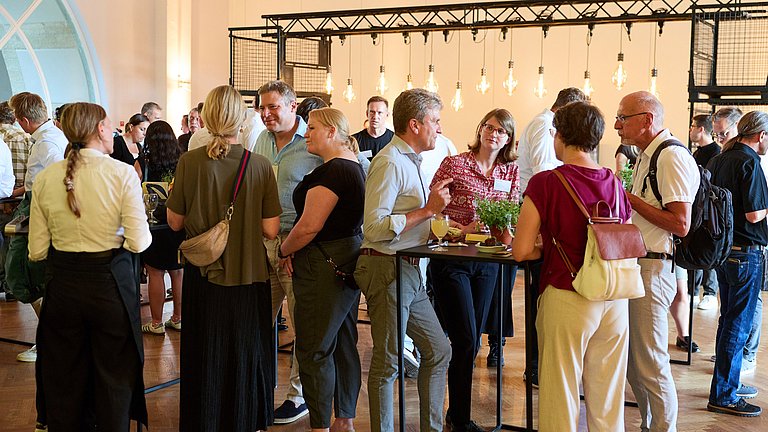 Besuchende des Klima-Abends im Foyer des Kursaals.