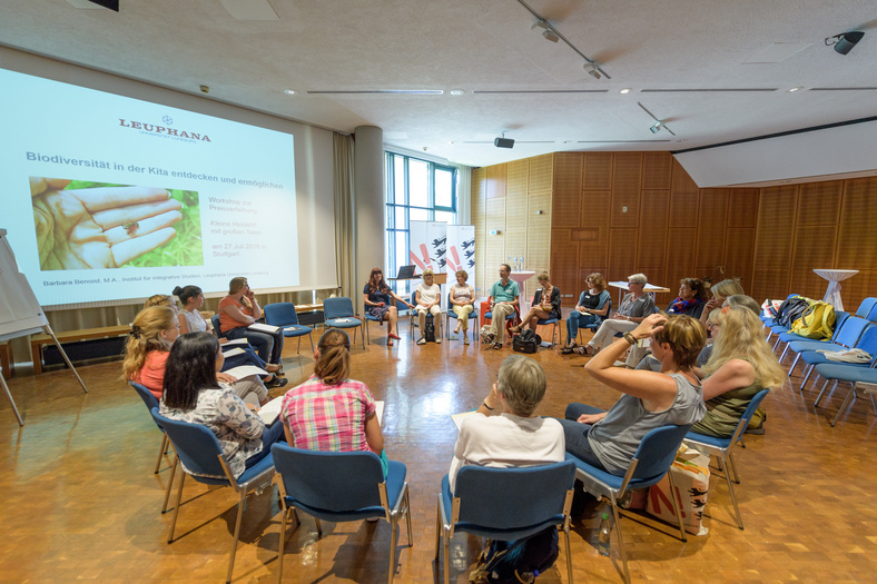 Stuhlkreis eines Workshops zum Thema Biodiversität in der Kita erleben und ermöglichen