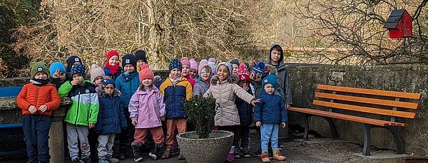 Die Einweihung unserer Bänke und das erste Probesitzen mit allen Kindern.
