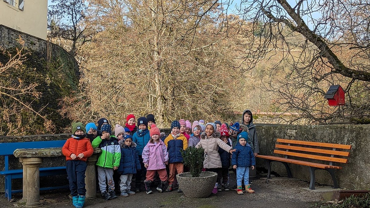 Die Einweihung unserer Bänke und das erste Probesitzen mit allen Kindern.
