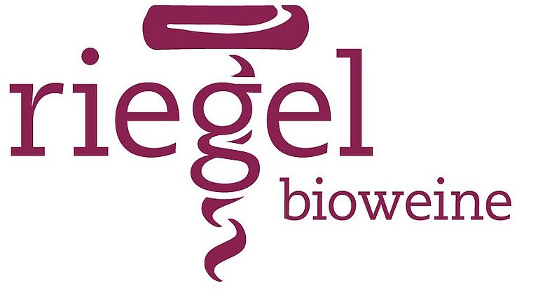 Logo der Peter Riegel Weinimport GmbH, auf dem man die Worte "Riegel" und "Bioweine" liest. Hinter dem Buchstaben "g" ist ein Korkenzieher grafisch dargestellt.
