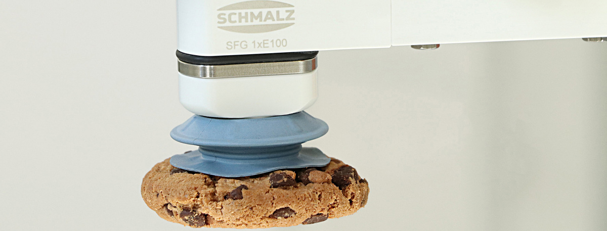Der Strömungsgreifer SFG von Schmalz hebt eine Schokocookie an.