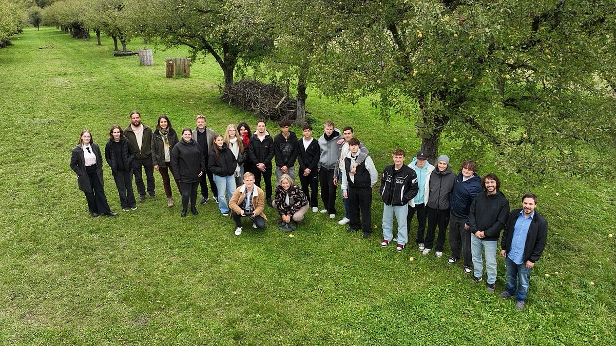 Luftaufnahme der Teilnehmenden beim Drohnenflugtag
