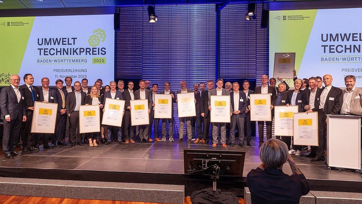 Alle Preisträger 2025 des Umwelttechnikpreis mit Urkunde auf der Bühne