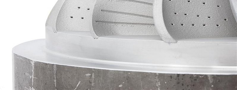 Nahaufnahme von Schmiedeteil mit gedrückten Flügeln.