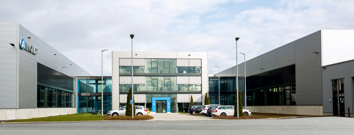 Hauptgebäude der Firma Arnold am Standort Dörzbach mit zwei Gebäudeflügel rechts und links des Eingangs.