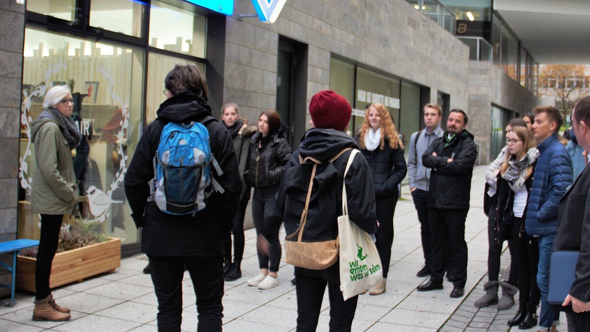 Aufnahme der Gruppe der Future Fashion Tour vor einem Klamottenladen.