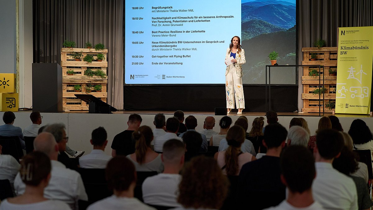 Sprecherin auf der Bühne beim Klima-Abend