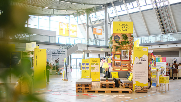 Der Messestand, fotografiert aus der Ferne.