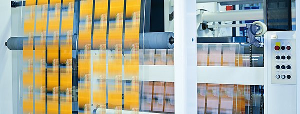 Auf einer modernen Druckmaschine werden Verpackungsfolien bedruckt.