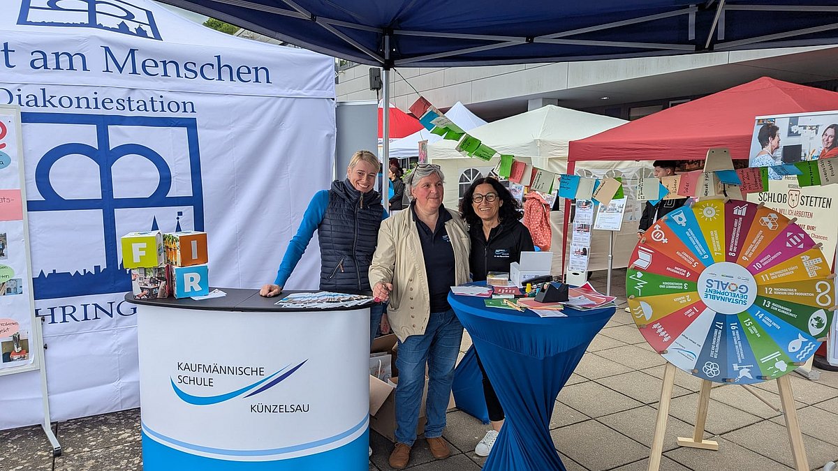 Schulstand auf dem BIT mit Glücksrad und Nachhaltigkeitsvorschlägen