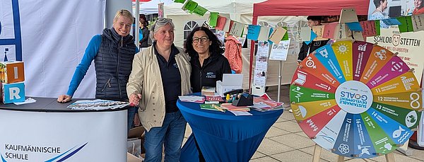 Schulstand auf dem BIT mit Glücksrad und Nachhaltigkeitsvorschlägen