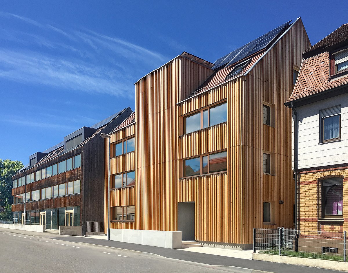Die Ostfassade des Eisbärhauses ist vollflächig mit Holz verkleidet. Auf dem Dach befindet sich eine Fotovoltaik-Anlage.