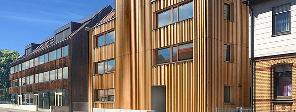 Die Ostfassade des Eisbärhauses ist vollflächig mit Holz verkleidet. Auf dem Dach befindet sich eine Fotovoltaik-Anlage.