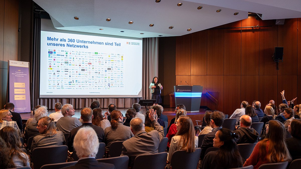 Thuan Nguyen begrüßt die Teilnehmenden beim KLIMAWIN-Workshop in der Schwabenlandhalle Fellbach