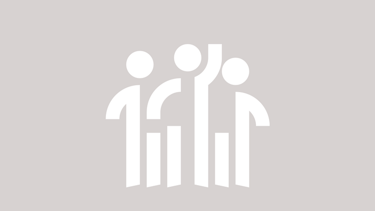 Piktogramm von drei Menschen in weiß auf grauem Hintergrund.