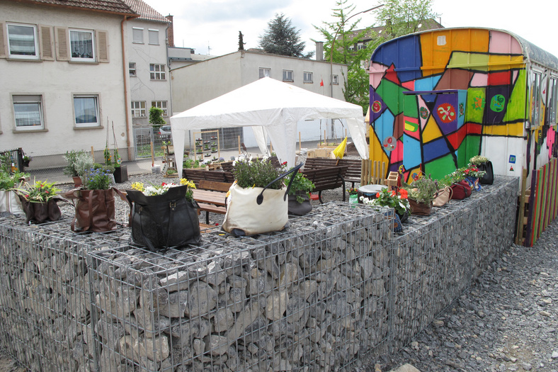 Upcycling Aktion in Fellbach zeigt, wie aus alten Handtaschen blühende Blumenkästen werden können