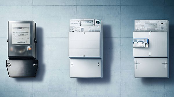 Drei Generationen von Stromzählern (v.l.n.r.): Ein Ferraris-Zähler, eine moderne Messeinrichtung, ein Smart Meter.