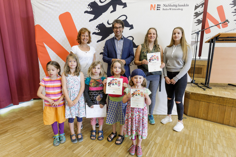 Gruppenfoto des erstplatzierten Waldkindergarten Eichhörnchen e.V. aus Tübingen in der Kategorie Tauschen und Teilen
