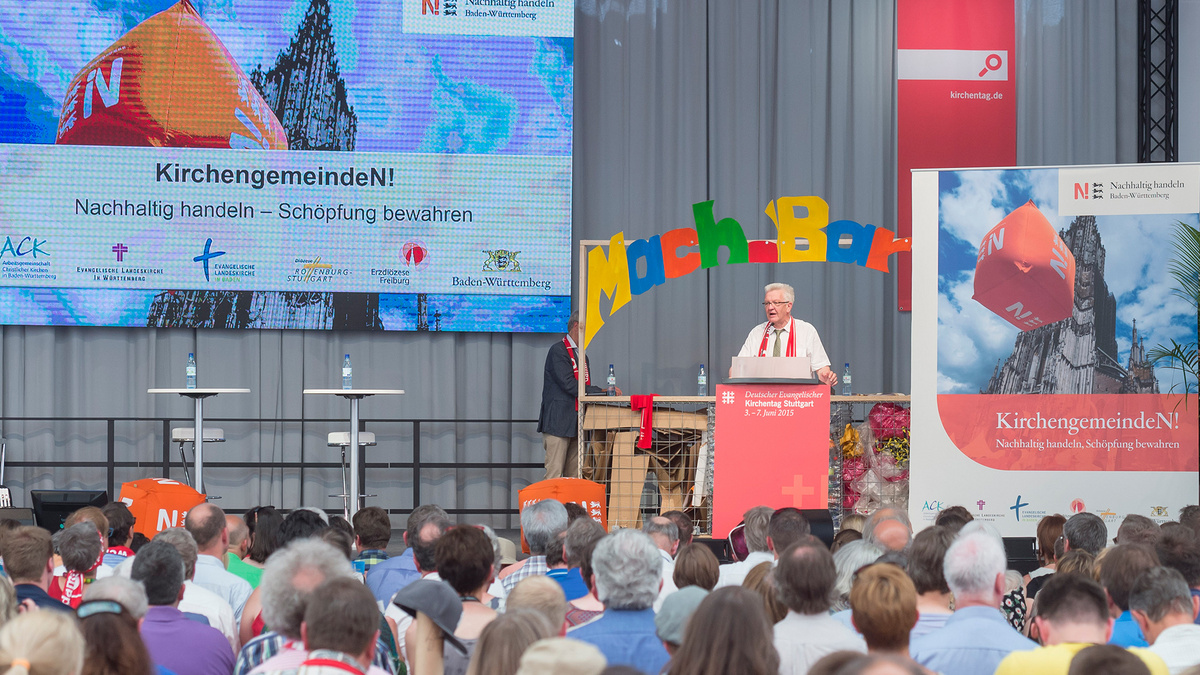 Auf der Aktionsbühne für den Wettbewerb „KirchengemeindeN! – nachhaltig handeln, Schöpfung bewahren“ auf dem Kirchentag 2015 spricht Minsterpräsident Manfred Kretschmann zum Publikum.