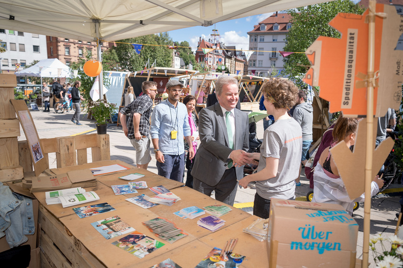Umweltminister Franz Untersteller begrüßt Standaussteller auf dem Übermorgen Markt