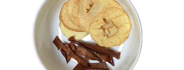 Leckere Apfelchips und Apfelschalenchips.