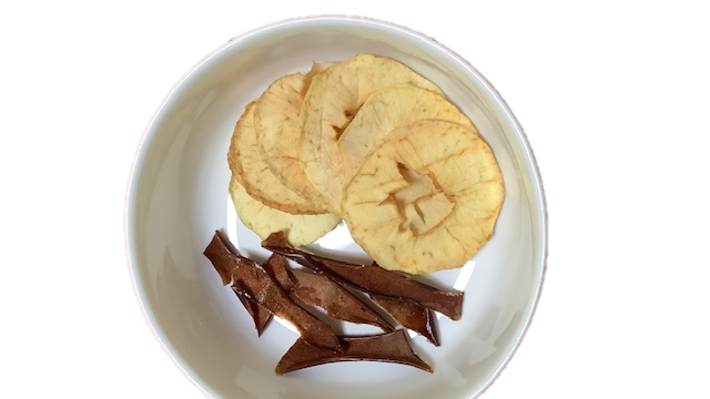 Leckere Apfelchips und Apfelschalenchips.